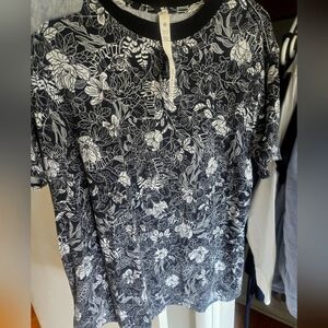 Lululemon size 6 boyfriend tee